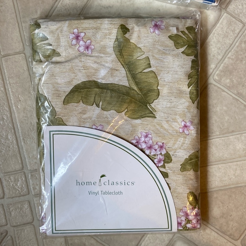 ‼️🆕‼️ vinyl tablecloth tropical 70” round